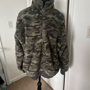 Camo zippered pullover